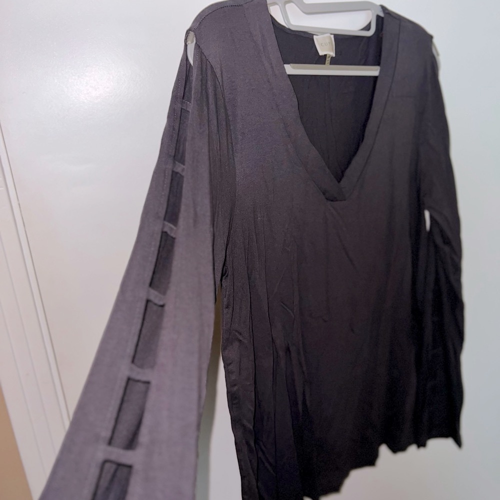 Cupio Dark Gray V-Neck Shirt with Cut-Out Sleeves